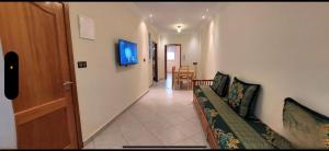 TV a/nebo společenská místnost v ubytování Belles Appartements à côté de la plage