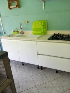 Kuchyň nebo kuchyňský kout v ubytování Villa goyavier