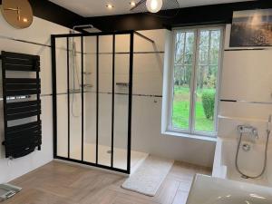 a bathroom with a shower and a sink and a window at Villa 200m2 cosy au calme avec baignoire balnéo in Saint-Ouen-les-Vignes +39 photos