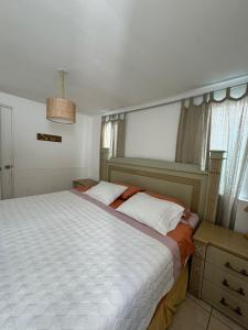 Ένα ή περισσότερα κρεβάτια σε δωμάτιο στο Surfer Hostel El Quilla Punta Hermosa