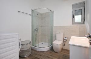 Ένα μπάνιο στο Villa Sara Village Oasis +43 φωτογραφίες