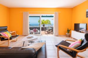 a living room with a couch and a tv at Casa Villa La Vega in Tías