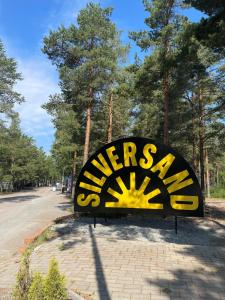 un cartel al costado de una carretera en Glamping by the beach, en Hanko