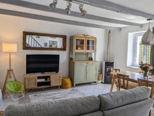 Μια τηλεόραση ή/και κέντρο ψυχαγωγίας στο Jolie maison avec Jacuzzi