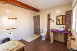 un bagno con lavandino, WC e doccia di Agroturismo "La Bardena Blanca II" ad Arguedas Altre 71 foto