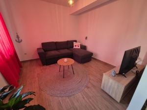 瓦比尼科Apartman Uptown的带沙发和电视的客厅