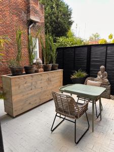 un patio con tavolo, sedie e piante di ZEN b&b a Dordrecht