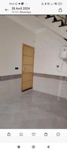 een lege kamer met een deur en een muur bij Appartement in Oujda