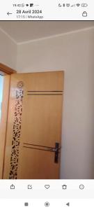 een deur in een kamer met een bord erop bij Appartement in Oujda