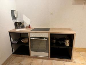 Kuchyň nebo kuchyňský kout v ubytování Gemütliche Wohnung