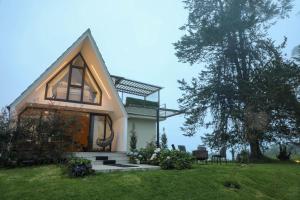 een huis met een groot raam aan de zijkant bij Glamping Al Pie del Cerro in San Fernando