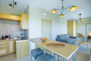 a kitchen and living room with a table and chairs at La Perla Del Campo in Kánalos
