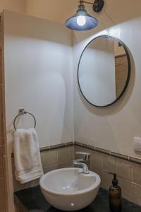 un baño con lavabo y espejo en San Cayetano 3 with AC just a block away from the main square, en San Miguel de Allende
