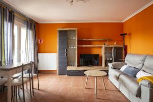 un soggiorno con un divano e un tavolo di Apartamento Ruiloba-Comillas a Casasola