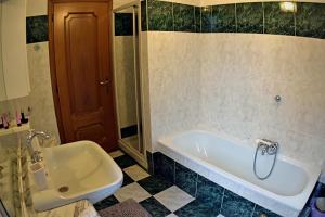 ein Badezimmer mit einer Badewanne und einem Waschbecken in der Unterkunft Sopra La Spiaggia in Bogliasco
