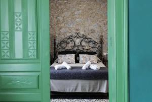 een slaapkamer met een bed met twee kussens bij Mas Ribas Turismo Rural in Armentera