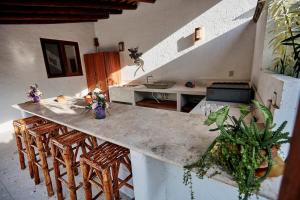 une cuisine avec un comptoir et des tabourets dans une pièce dans l'établissement Punta Marina Casa 7, à Zihuatanejo 9 autres photos