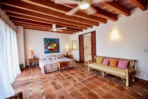 une chambre avec un lit et un canapé dans une pièce dans l'établissement Punta Marina Casa 7, à Zihuatanejo