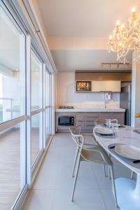 Η κουζίνα ή μικρή κουζίνα στο PALMAS EXPERIENCE - APARTAMENTO REQUINTE, vista incrível, em frente ao shopping