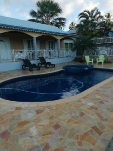 a swimming pool in front of a house at Ti Kaz Citro'Nel in Étang-Salé