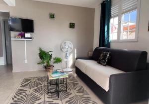 Posezení v ubytování Les Tourterelles - Appartement vue mer & jacuzzi