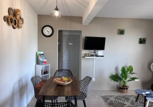 Kuchyň nebo kuchyňský kout v ubytování Les Tourterelles - Appartement vue mer & jacuzzi