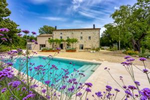 ein altes Steinhaus mit Swimmingpool und Blumen in der Unterkunft Stone Villa Istria Private Pool Paradise in Šumber