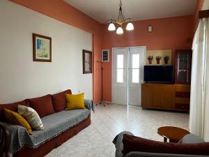 Televízia a/alebo spoločenská miestnosť v ubytovaní ANASSA HOME A Spacious Cretan House Next To The Sea, Family and Couple Friendly with Terrace in Makry Gialos & Ierapetra