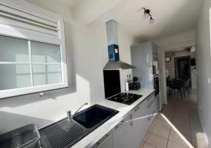 Kuchyň nebo kuchyňský kout v ubytování Les Tourterelles - Appartement vue mer & jacuzzi