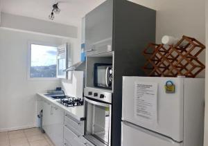 Kuchyň nebo kuchyňský kout v ubytování Les Tourterelles - Appartement vue mer & jacuzzi