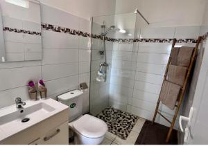 Koupelna v ubytování Les Tourterelles - Appartement vue mer & jacuzzi