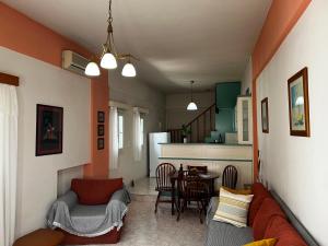 Posedenie v ubytovaní ANASSA HOME A Spacious Cretan House Next To The Sea, Family and Couple Friendly with Terrace in Makry Gialos & Ierapetra