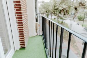 un balcon avec un sol vert et une balustrade dans l'établissement Apartamento Plaza Logroño y Aire Acondicionado, à Logroño