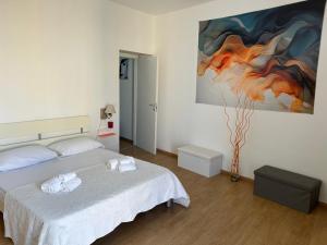 En eller flere senge i et værelse på Brimiky House