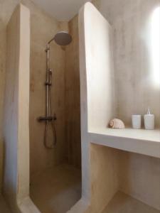 Ένα μπάνιο στο Cyclades Serenity Beach House +48 φωτογραφίες