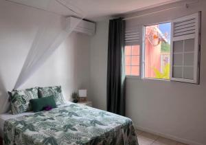 Postel nebo postele na pokoji v ubytování Les Tourterelles - Appartement vue mer & jacuzzi