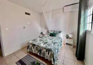 Postel nebo postele na pokoji v ubytování Les Tourterelles - Appartement vue mer & jacuzzi
