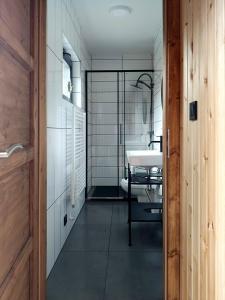 bagno con lavandino bianco e lavandino bianco di Holiday Home Hlinsko a Chrudim