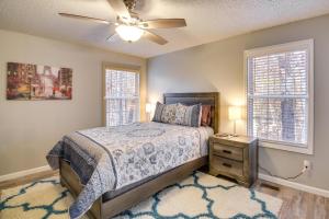 1 dormitorio con 1 cama, ventilador de techo y 2 ventanas en The Wildwood House in Hot Springs Village!, en Hot Springs Village