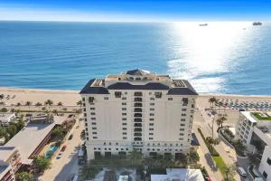 eine Luftaufnahme eines Hotels am Strand in der Unterkunft Private Residences at The Atlantic Resort & Spa in Fort Lauderdale