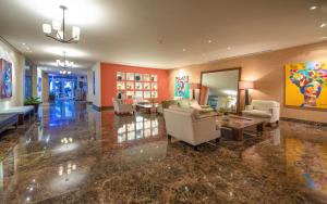 ein großes Wohnzimmer mit Sofas und einem Tisch in der Unterkunft Private Residences at The Atlantic Resort & Spa in Fort Lauderdale
