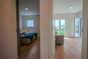 Un dormitorio con una cama y una sala de estar. en Apartment Sky Murter, en Murter