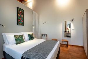 Un dormitorio con una gran cama blanca en una habitación. en Amarillide rooms, en La Canea