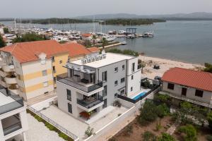 una vista aérea de un puerto deportivo con edificios en Apartment Sky Murter, en Murter