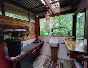 W pokoju znajduje się łazienka z umywalką i toaletą. w obiekcie Toucan Hideout with Plunge Pool w mieście Puerto Viejo