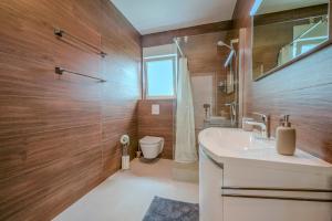 un baño con lavabo e inodoro en Apartment Sky Murter, en Murter 34 fotos más