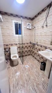 Koupelna v ubytování Quel Serviced Units + 35 fotografií