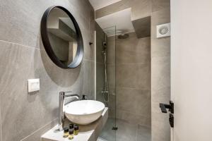 un baño con lavabo y espejo en Amarillide rooms, en La Canea