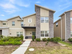 een groot appartementencomplex met een oprit bij 4327 Create Memories in a Magical 5BD Home in Kissimmee