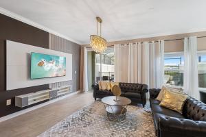 een woonkamer met een bank en een tafel bij 4327 Create Memories in a Magical 5BD Home in Kissimmee